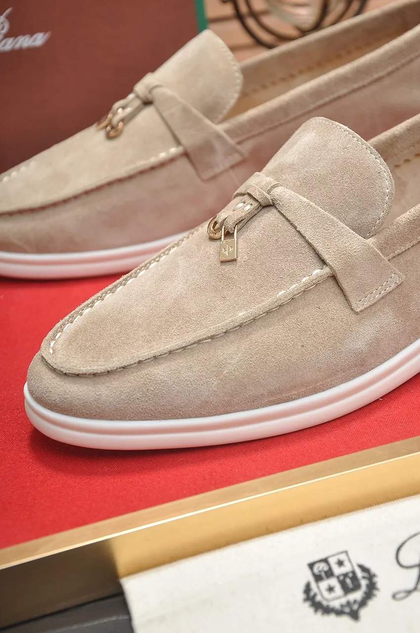 Men's shoes 💰400💶[𝐥𝐨𝐫𝐨 𝐏𝐢𝐚𝐧𝐚] [Couple model] High-end quality, affordable price, LP classic loafers, Italian treasure brand, the only brand that can match Hermès! Only after wearing it do we know that we can’t live up to our feet. Women’s code: 35-40 (customized sizes 34, 41, 42 are non-returnable) Men’s code: 38-44 (customized 45, 46, 47, 48 are non-refundable) Fabric: Customized imported cashmere Lining: Customized imported fetal cowhide Foot: Imported benzene-dyed calfskin Outsole: Exclusive original glass rubber outsole